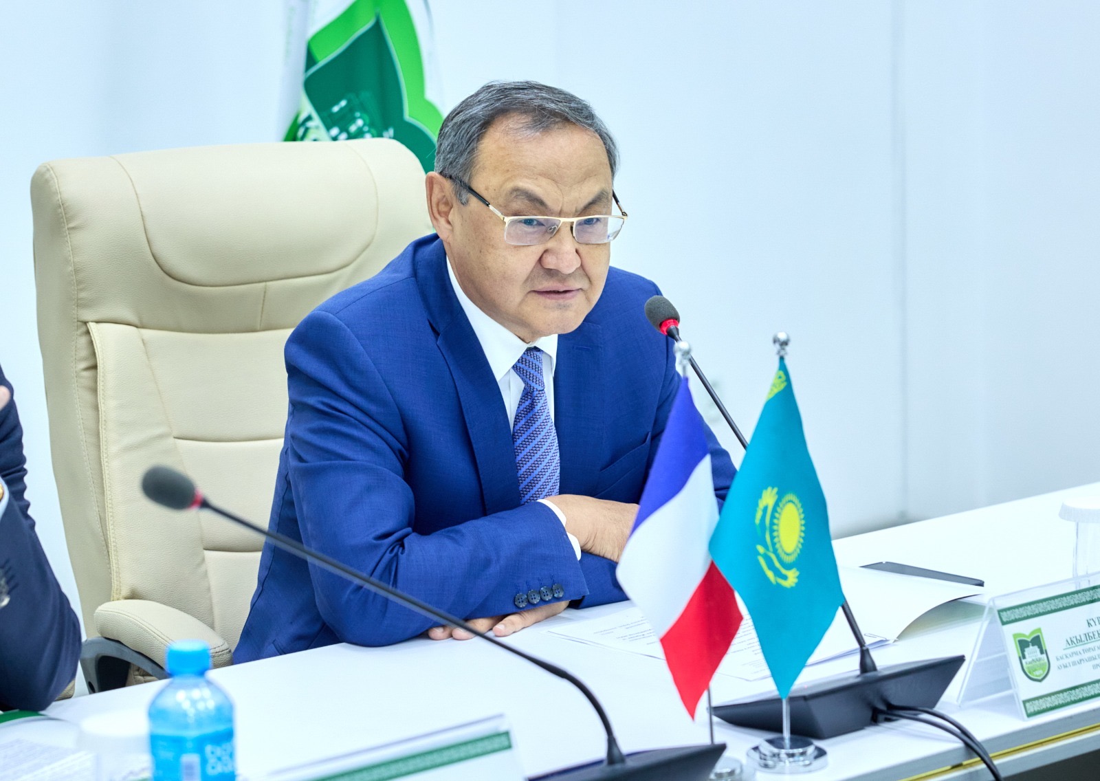 KazNARU: ФРАНЦУЗ МАМАНДАРЫ ҚАЗАҚСТАНДА ЖҮЗІМ ШАРУАШЫЛЫҒЫН ДАМЫТУҒА ҮЛЕС ҚОСАДЫ