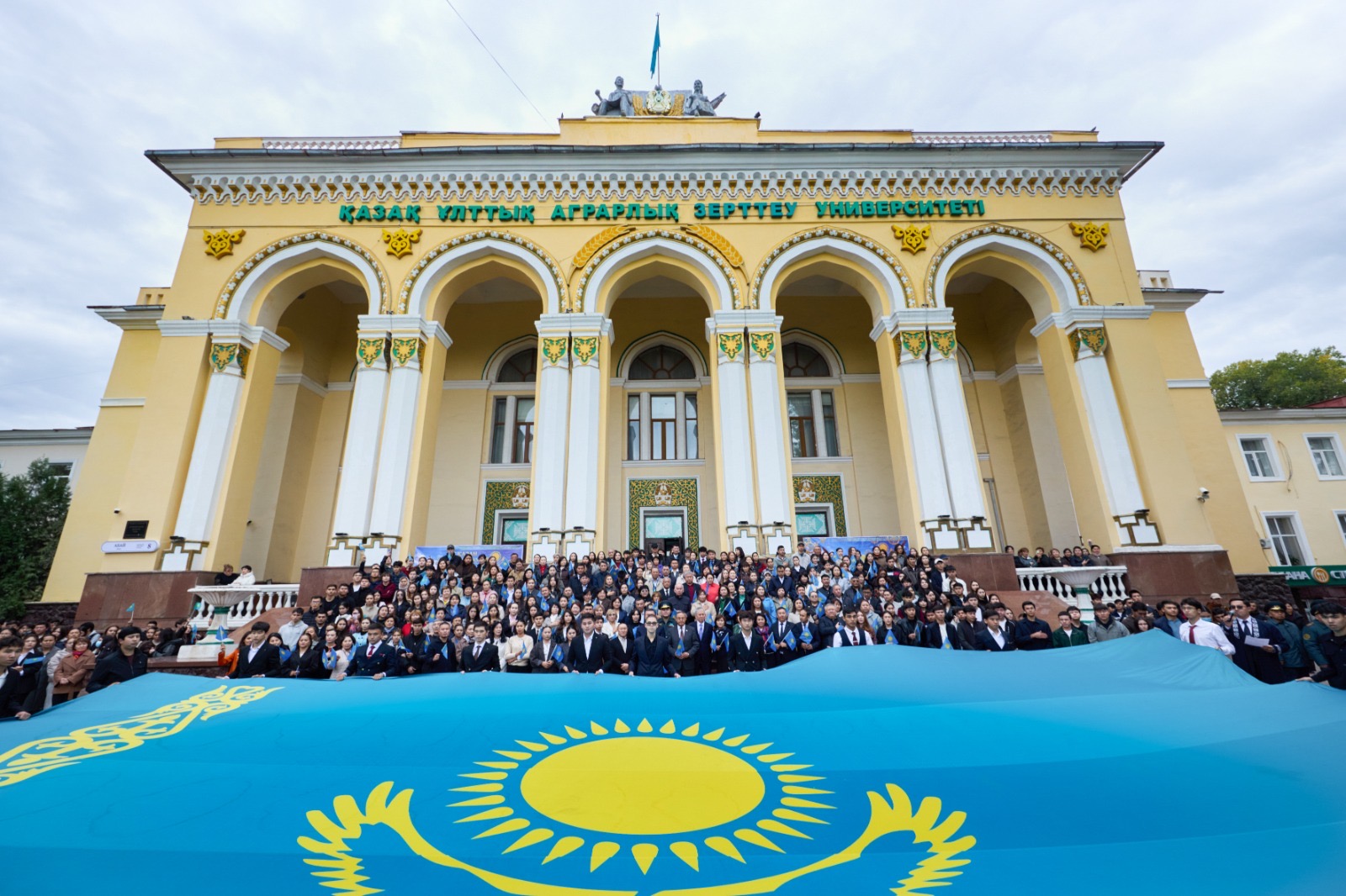 KazNARU-да 25 ҚАЗАН – РЕСПУБЛИКА КҮНІНЕ ОРАЙ МЕМЛЕКЕТТІК ТУ КӨТЕРІЛІП, ӘНҰРАН ОРЫНДАЛДЫ