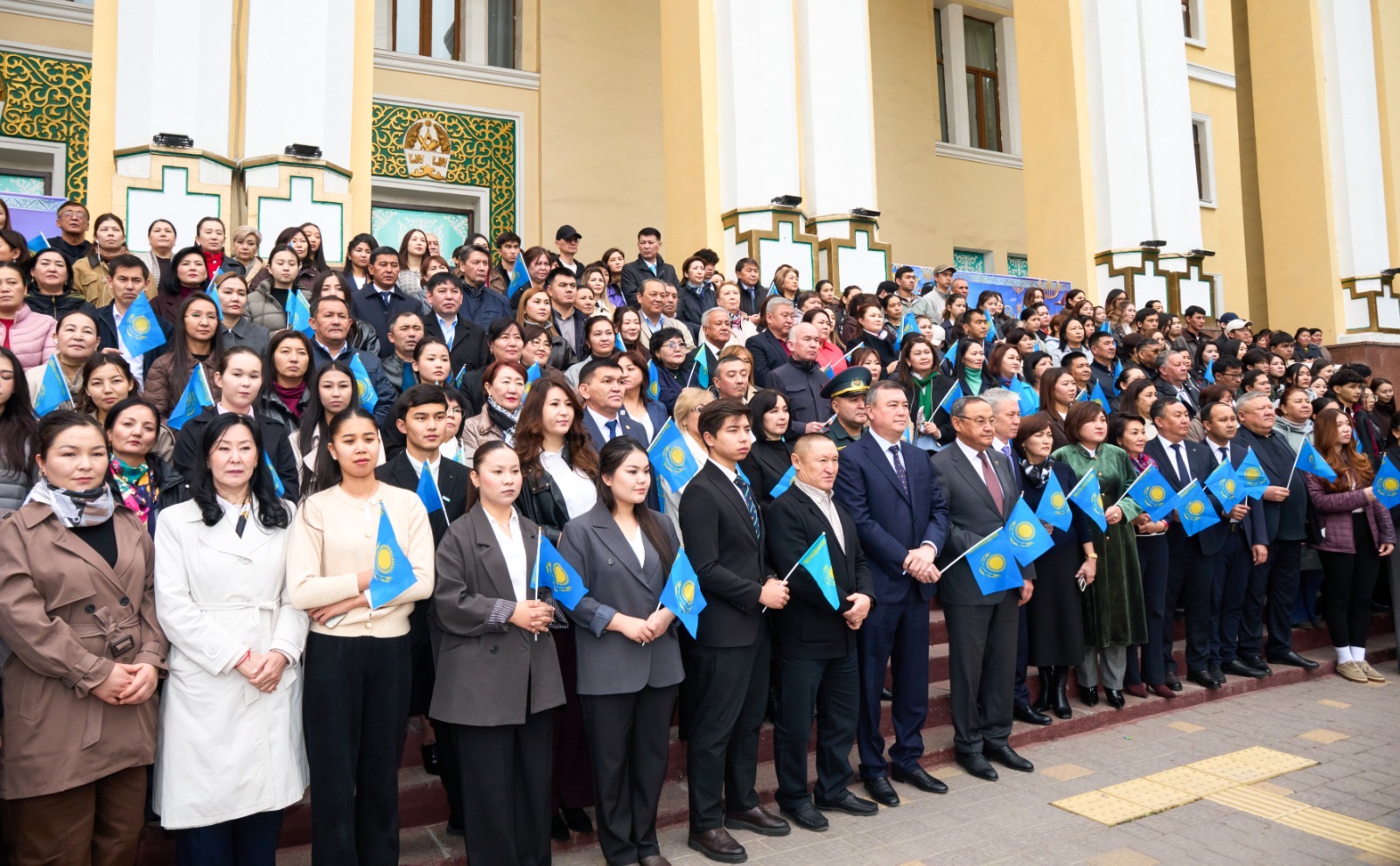 KazNARU-да 25 ҚАЗАН – РЕСПУБЛИКА КҮНІНЕ ОРАЙ МЕМЛЕКЕТТІК ТУ КӨТЕРІЛІП, ӘНҰРАН ОРЫНДАЛДЫ