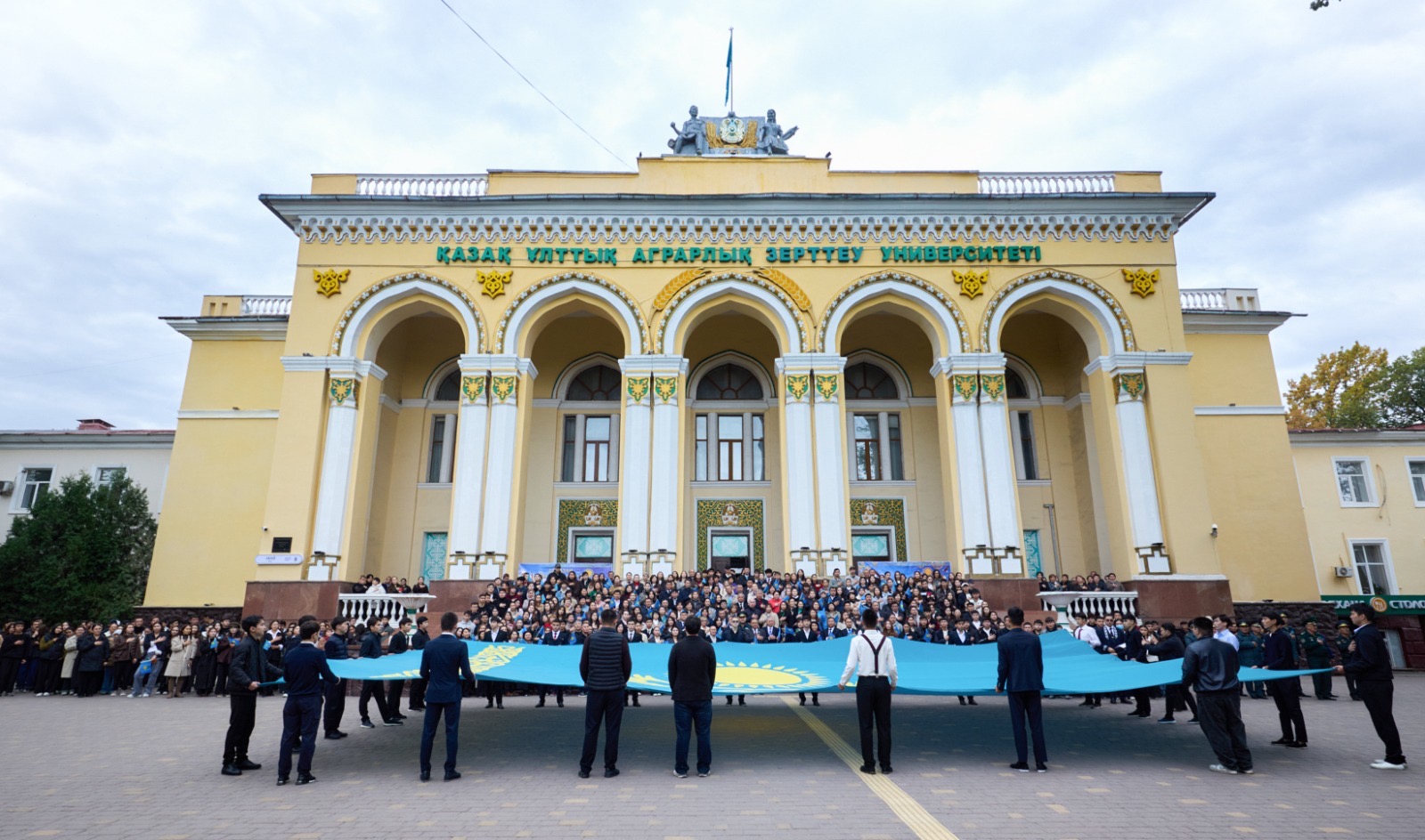 KazNARU-да 25 ҚАЗАН – РЕСПУБЛИКА КҮНІНЕ ОРАЙ МЕМЛЕКЕТТІК ТУ КӨТЕРІЛІП, ӘНҰРАН ОРЫНДАЛДЫ