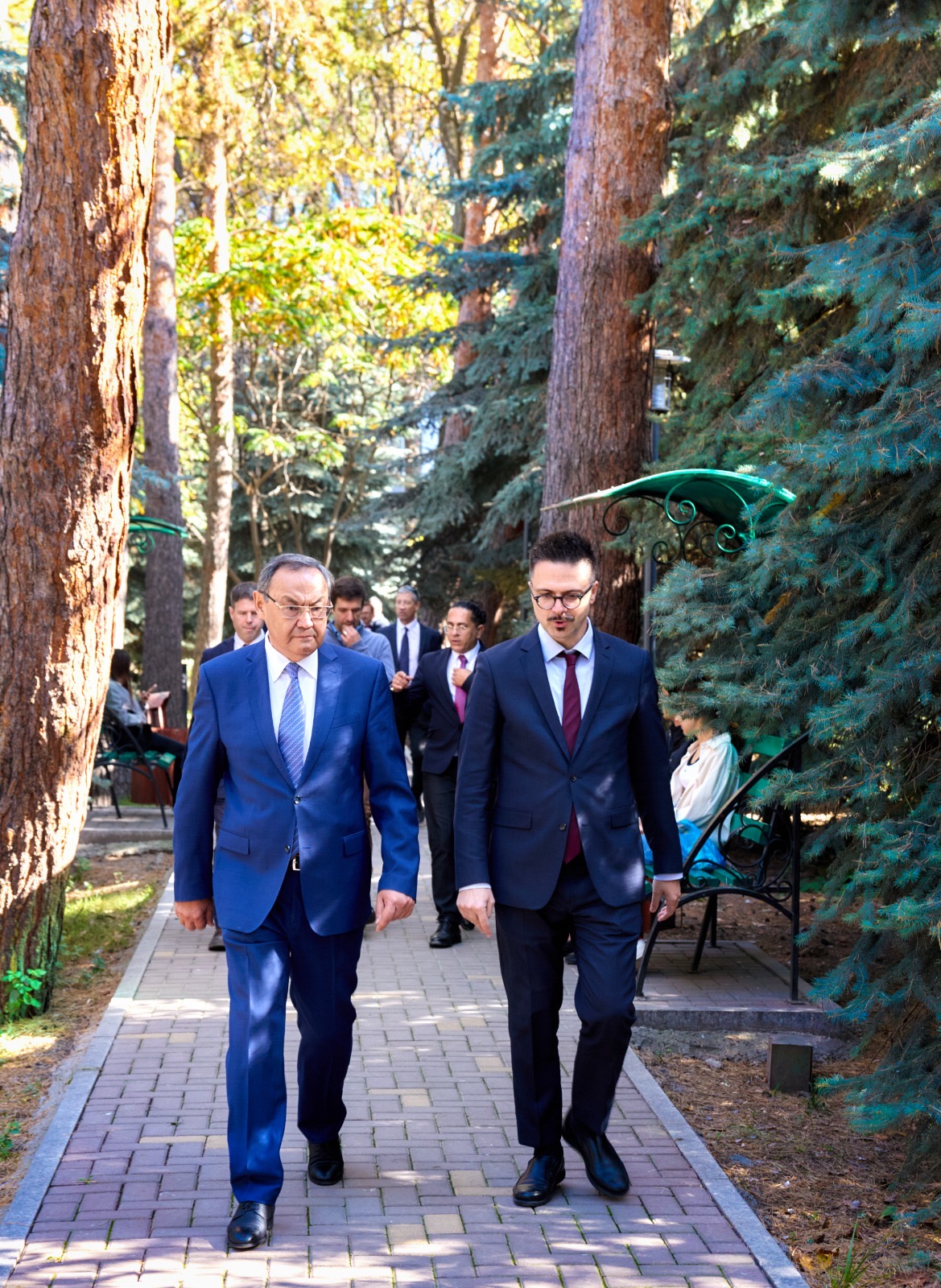 KazNARU: ФРАНЦУЗ МАМАНДАРЫ ҚАЗАҚСТАНДА ЖҮЗІМ ШАРУАШЫЛЫҒЫН ДАМЫТУҒА ҮЛЕС ҚОСАДЫ