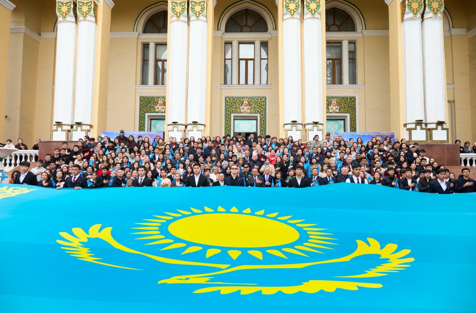 KazNARU-да 25 ҚАЗАН – РЕСПУБЛИКА КҮНІНЕ ОРАЙ МЕМЛЕКЕТТІК ТУ КӨТЕРІЛІП, ӘНҰРАН ОРЫНДАЛДЫ