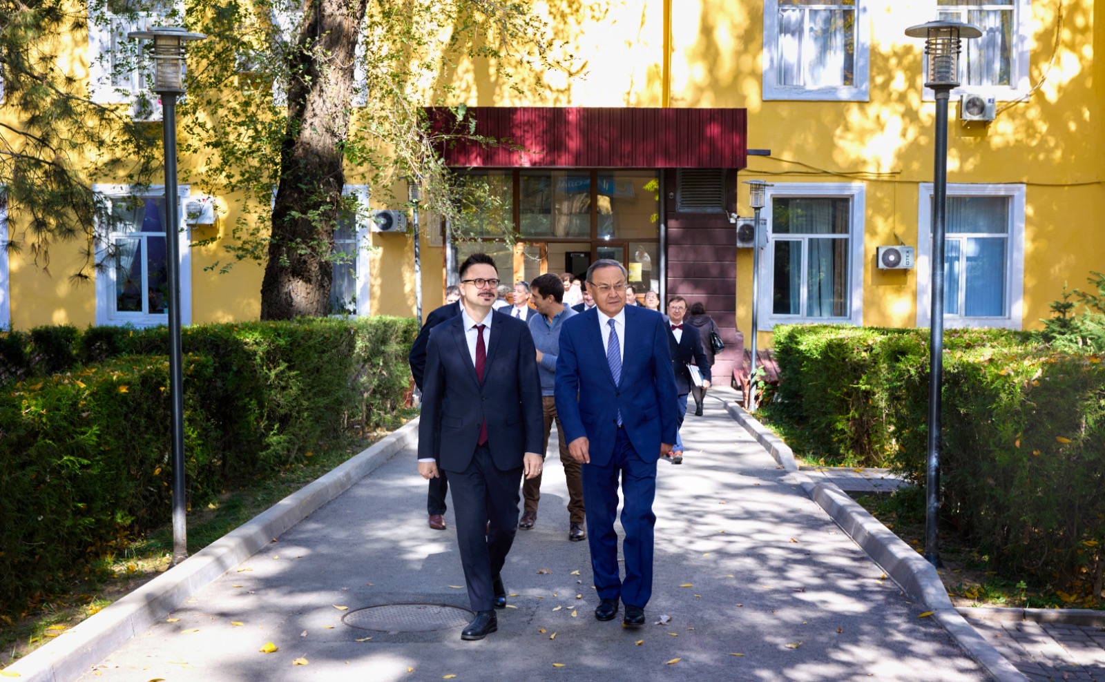 KazNARU: ФРАНЦУЗ МАМАНДАРЫ ҚАЗАҚСТАНДА ЖҮЗІМ ШАРУАШЫЛЫҒЫН ДАМЫТУҒА ҮЛЕС ҚОСАДЫ