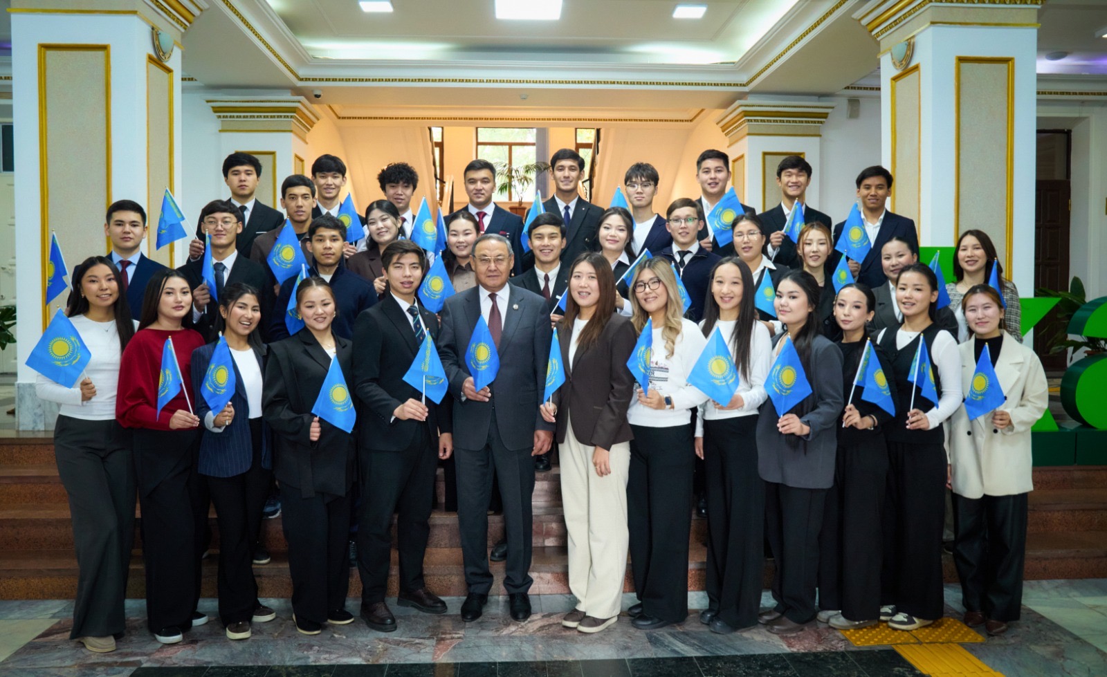 KazNARU-да 25 ҚАЗАН – РЕСПУБЛИКА КҮНІНЕ ОРАЙ МЕМЛЕКЕТТІК ТУ КӨТЕРІЛІП, ӘНҰРАН ОРЫНДАЛДЫ