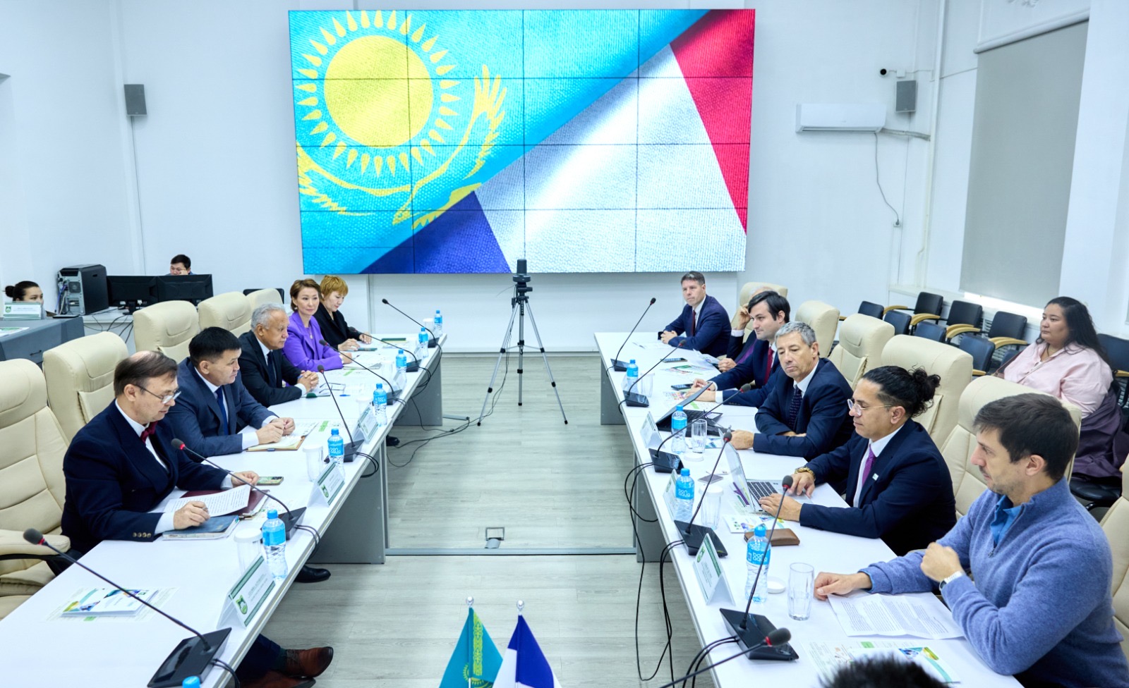 KazNARU: ФРАНЦУЗ МАМАНДАРЫ ҚАЗАҚСТАНДА ЖҮЗІМ ШАРУАШЫЛЫҒЫН ДАМЫТУҒА ҮЛЕС ҚОСАДЫ