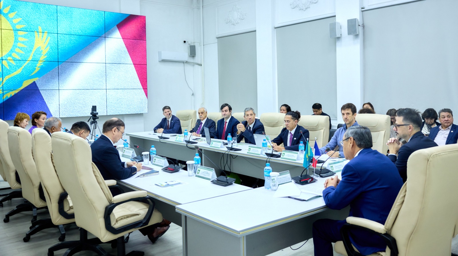 KazNARU: ФРАНЦУЗ МАМАНДАРЫ ҚАЗАҚСТАНДА ЖҮЗІМ ШАРУАШЫЛЫҒЫН ДАМЫТУҒА ҮЛЕС ҚОСАДЫ