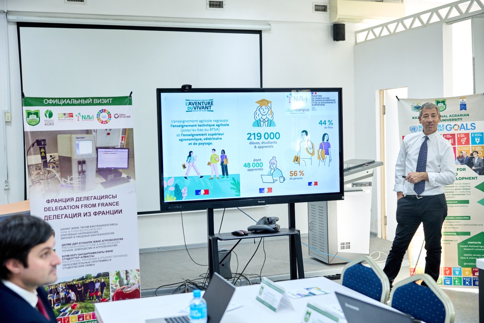 KazNARU: ФРАНЦУЗ МАМАНДАРЫ ҚАЗАҚСТАНДА ЖҮЗІМ ШАРУАШЫЛЫҒЫН ДАМЫТУҒА ҮЛЕС ҚОСАДЫ