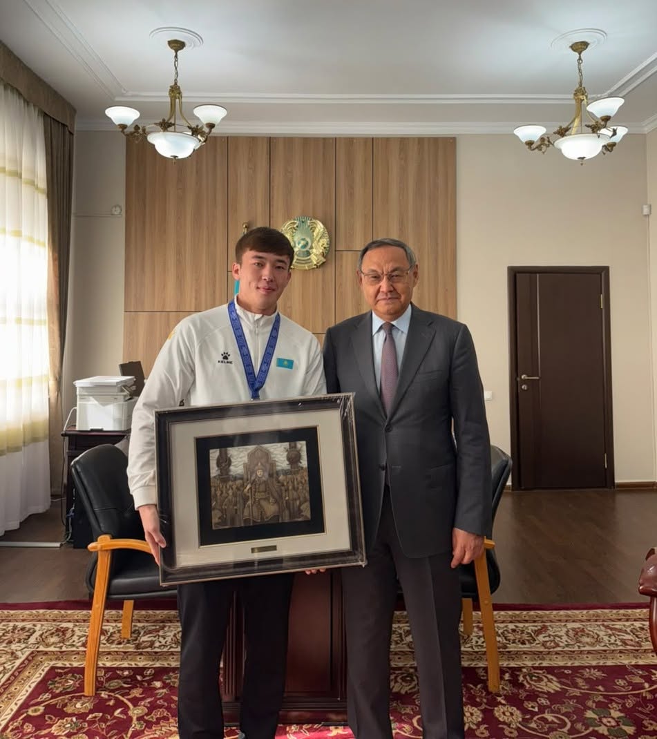 KazNARU РЕКТОРЫ ӘЛЕМ ЧЕМПИОНАТЫНЫҢ КҮМІС ЖҮЛДЕГЕРІ ЖАНСАНАТ ҚАБДРАКИМОВТІ ҚҰТТЫҚТАДЫ