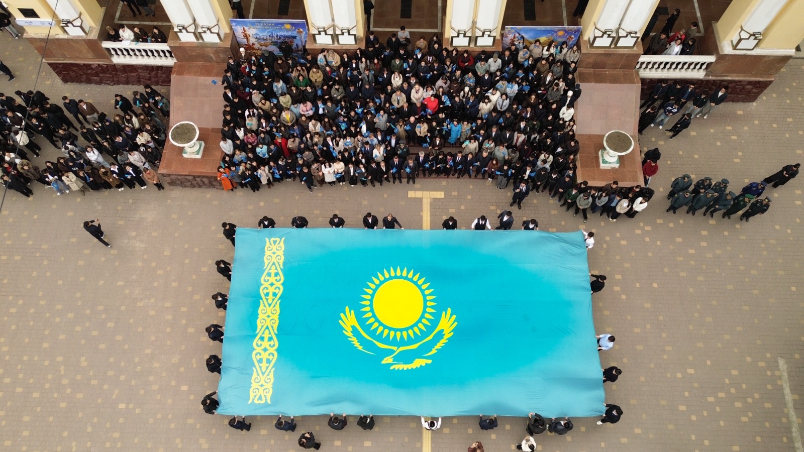 KazNARU-да 25 ҚАЗАН – РЕСПУБЛИКА КҮНІНЕ ОРАЙ МЕМЛЕКЕТТІК ТУ КӨТЕРІЛІП, ӘНҰРАН ОРЫНДАЛДЫ
