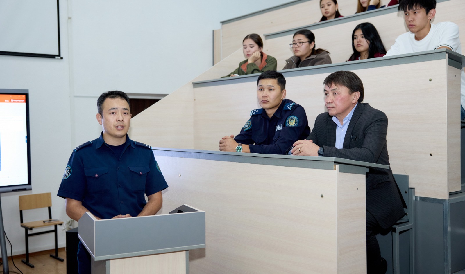 KazNARU-да «СТУДЕНТТЕРДІҢ ҚҰҚЫҚТЫҚ САУАТТЫЛЫҒЫ – ЗАҢ МЕН ТӘРТІПТІҢ НЕГІЗІ» ТАҚЫРЫБЫНДА КЕЗДЕСУ ӨТТІ