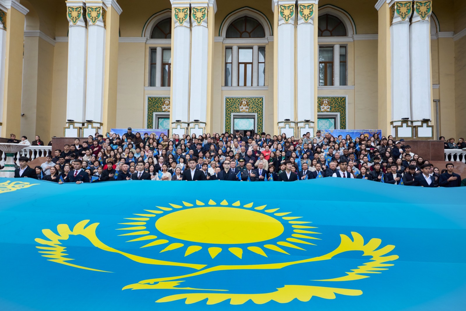 KazNARU-да 25 ҚАЗАН – РЕСПУБЛИКА КҮНІНЕ ОРАЙ МЕМЛЕКЕТТІК ТУ КӨТЕРІЛІП, ӘНҰРАН ОРЫНДАЛДЫ